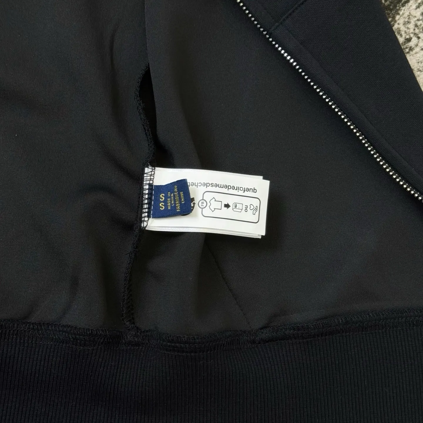 P250 Ralph small label embroidered hooded jacket, the same style at Ralph Lauren counters. It is made of high-gram composite fabric with hemmed strips. It has a very textured handle. It is three-dimensional and atmospheric. It is easy to wear in autumn and winter. It is simple and elegant. It adopts the os version. The upper body effect is very good. It is suitable for all body types. Soft and comfortable. Craftsmanship imported custom zippers➕Hardware and accessories are complete. The embroidery is full and three-dimensional. Perfect restoration of zp 2:1. Same style for men and women. Versatile and easy to wear. Size s m l xl color black navy